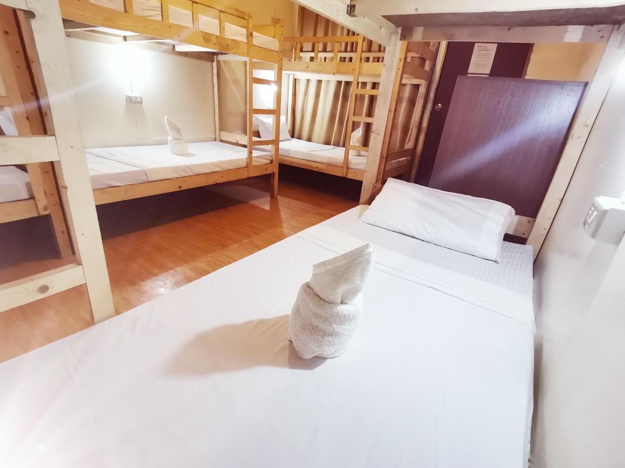 Coron Town Traveller'S Dormitory Екстериор снимка